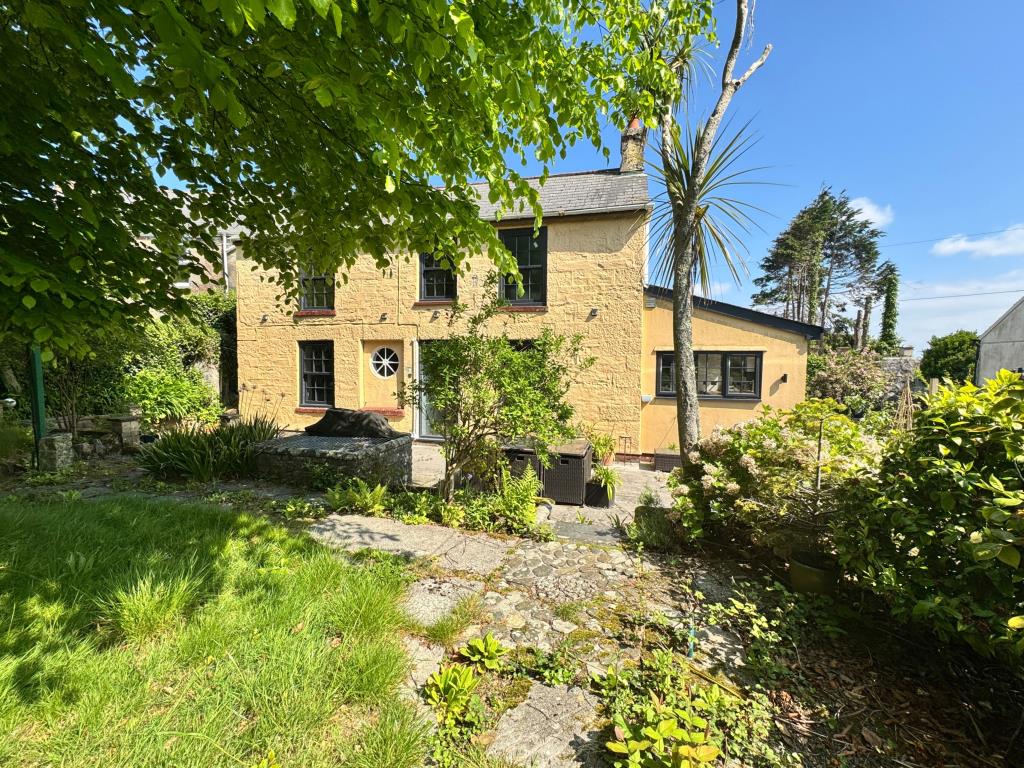 Lot: 157 - THREE-BEDROOM DETACHED COTTAGE - Looking to the rear of the property